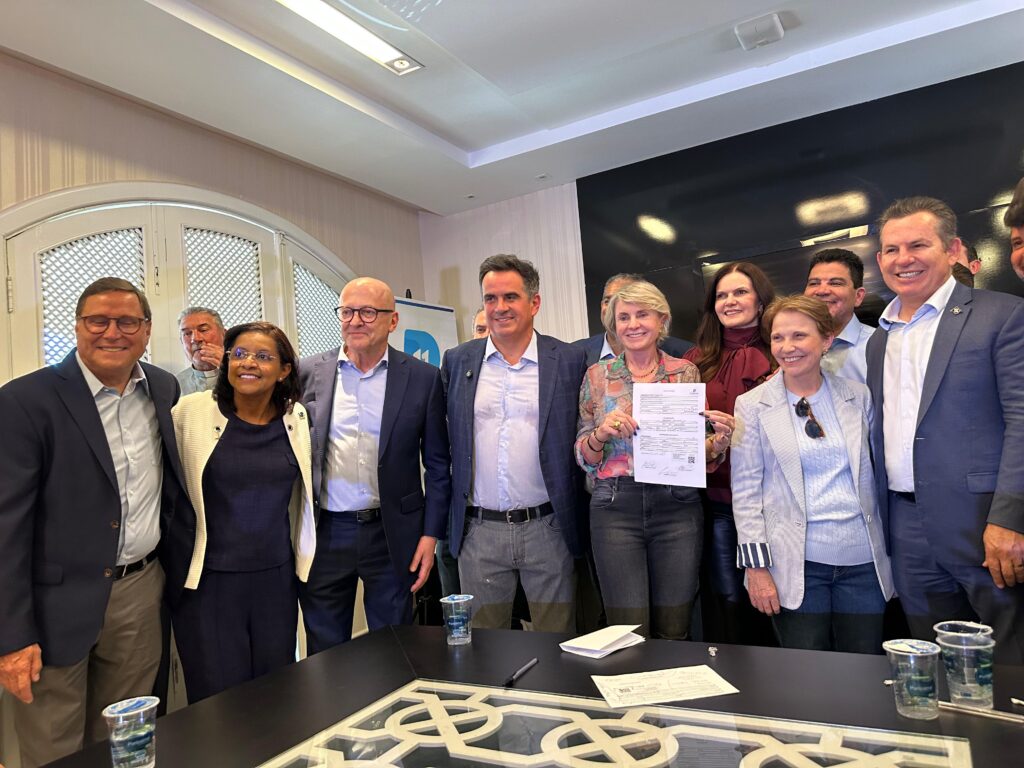 Ao lado do governador, senadores e deputados, Buzetti assina filiação e retorna ao Progressistas